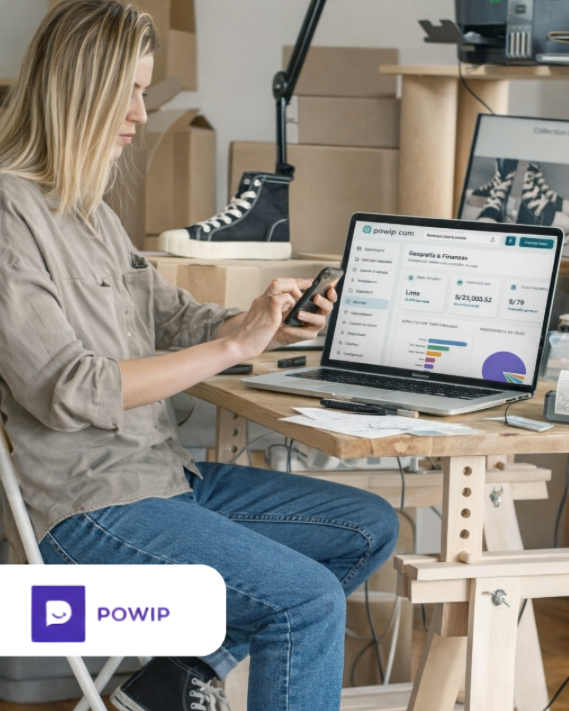 Vendedora usando Powip en su laptop